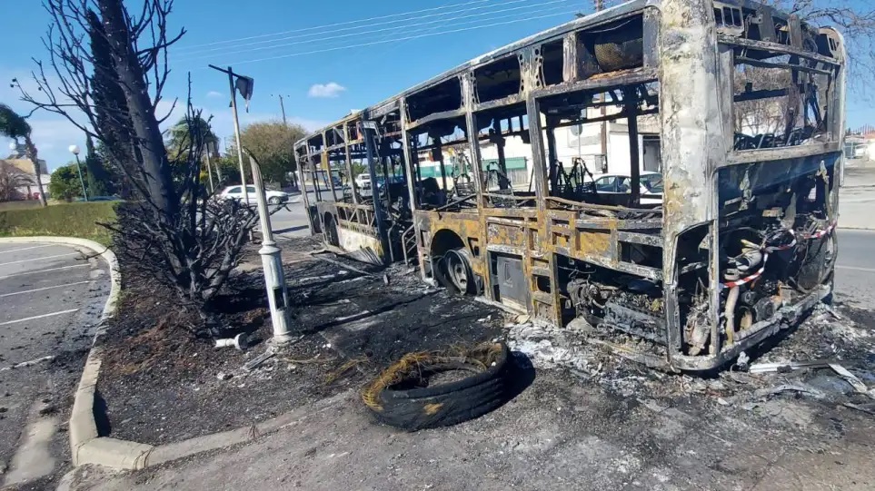 Φωτιά σε λεωφορείο που μετέφερε μαθητές στη Λάρνακα