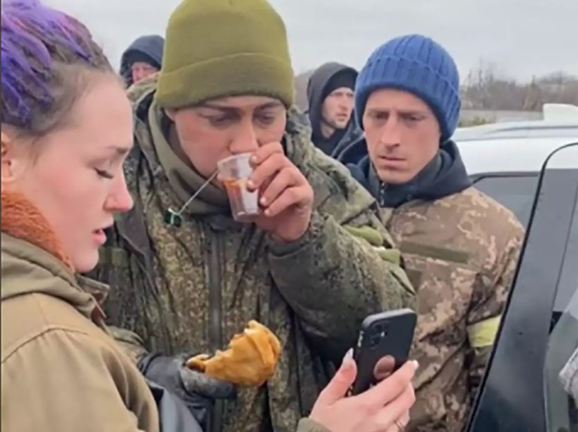 Έπιασαν Ουκρανοί Ρώσο στρατιώτη και του συμπεριφέρθηκαν σαν δικό τους άνθρωπο (βίντεο)