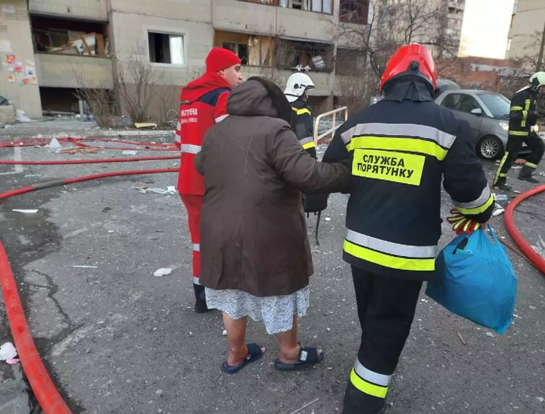 Πόλεμος στην Ουκρανία: Συντρίμμια πυραύλου χτύπησαν πολυκατοικία στο Κίεβο – Ένας νεκρός