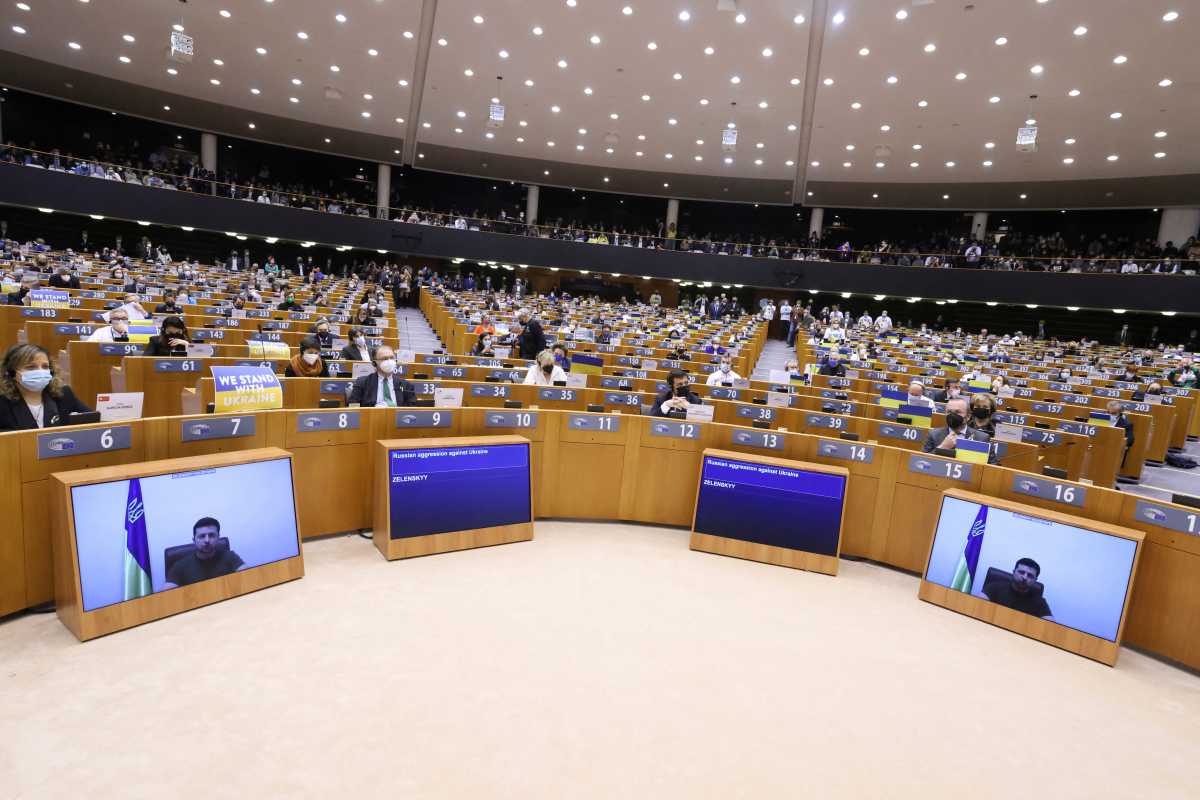 Ομιλία Ζελένσκι στο Ευρωκοινοβούλιο – Λύγισε ο μεταφραστής σε κλάματα (βίντεο)