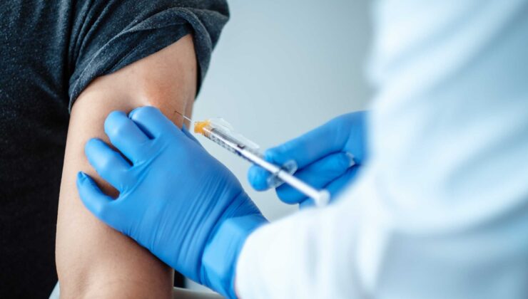 Σήμερα οι πρώτοι εμβολιασμοί αναμνηστικής δόσης με τα επικαιροποιημένα εμβόλια -Ποιους αφορούν