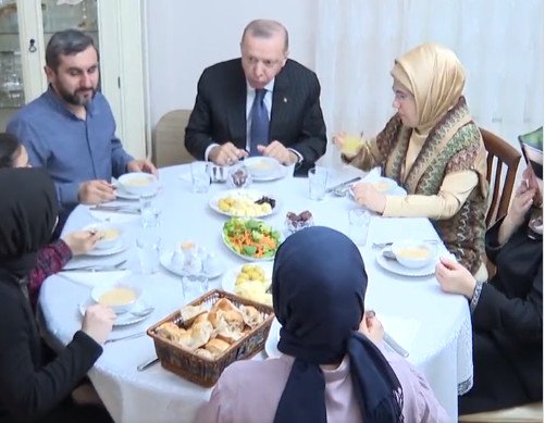 Ο Ερντογάν δείπνησε με φτωχή οικογένεια της Κωνσταντινούπολης