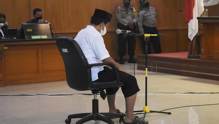 Θανατική ποινή για δάσκαλο που βίασε 13 μαθήτριες σε σχολείο στην Ινδονησία