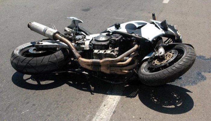 Τροχαίο ατύχημα στο Ηράκλειο – Τραυματίστηκε σοβαρά νεαρός οδηγός μηχανής