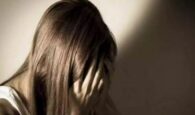 Κακοποίηση ανηλίκου: Στηρίζει τον άνδρα που κατηγορήθηκε για τον βιασμό της κόρης της (βιντεο)