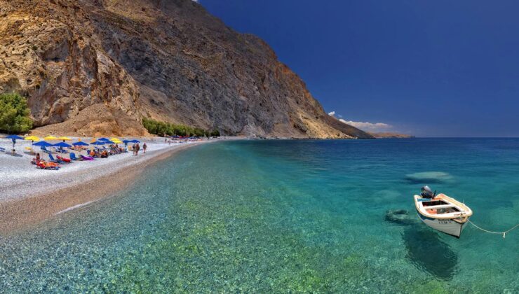 Γλυκά Νερά: Η κρυμμένη ακτή της νότιας Κρήτης με τη βαθυγάλανη θάλασσα και τις πηγές πόσιμου ύδατος