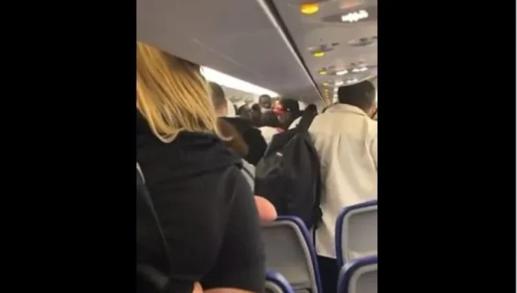 Σκηνές σοκ από την επίθεση μεθυσμένου Βρετανού μέσα σε αεροπλάνο στο αεροδρόμιο Χανίων (βίντεο)