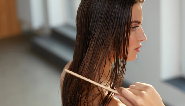 Πώς να «εκπαιδεύσετε» τα μαλλιά σας για να μην χρειάζονται συχνό λούσιμο
