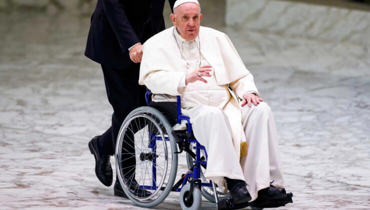 Πάπας Φραγκίσκος Σε αναπηρικό αμαξίδιο