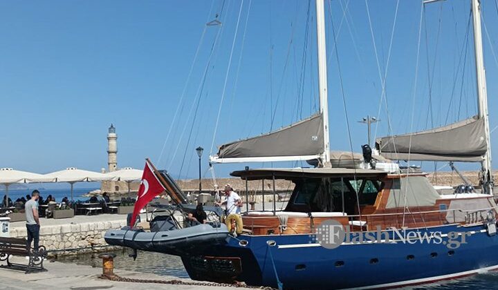 Σκάφος με τουρκική σημαία στο Ενετικό λιμάνι Χανίων- Κάνει διακοπές στην Ελλάδα (φωτο)