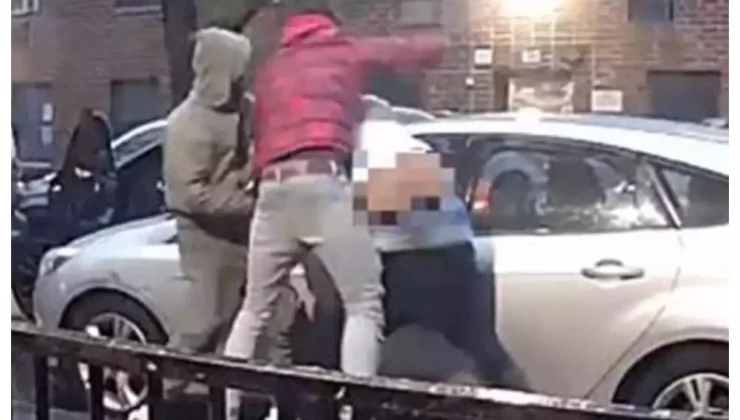 Νέα Υόρκη: Καρέ καρέ η άγρια επίθεση σε οδηγό στην μέση του δρόμου – Τον μαχαίρωσαν και τον λήστεψαν