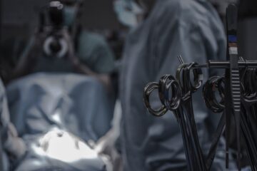 ΕΣΥ: Κατατέθηκε η νέα τροπολογία για χειρουργεία από ιδιώτες γιατρούς