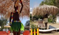 Beach bar στα Χανιά: «Ατυχής» ιδέα να βάλει μαύρες κούκλες να κρατούν ομπρέλες (φωτο)