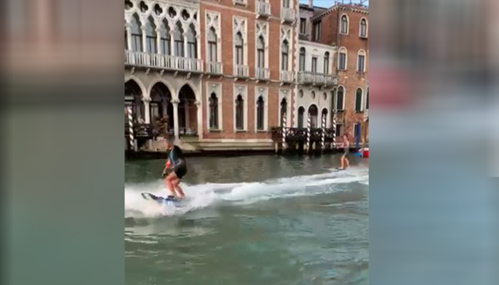 Βενετία: Ο δήμαρχος επικήρυξε νεαρούς που έκαναν surfboard στα κανάλια
