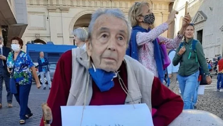 Το πλακάτ ηλικιωμένου για τις ιταλικές εκλογές που έγινε viral