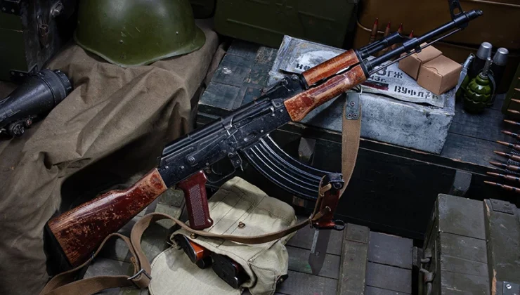 Ουκρανία: Οι Ρώσοι τροποποιούν το Καλάσνικοφ AK-12 για να γίνει ευκολότερος ο χειρισμός του