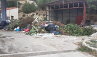 “Βουνά” τα σκουπίδια στην Αλμυρίδα (φωτο)