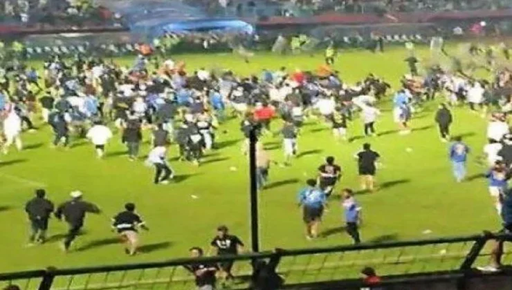 Βίντεο: Τραγωδία σε ποδοσφαιρικό ματς στην Ινδονησία – Δεκάδες νεκροί μετά από εισβολή οπαδών