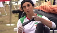 Ιράν: Αθλήτρια αγωνίστηκε χωρίς μαντήλα – Πλήθος κόσμου την περίμενε στο αεροδρόμιο της Τεχεράνης να τη συγχαρεί