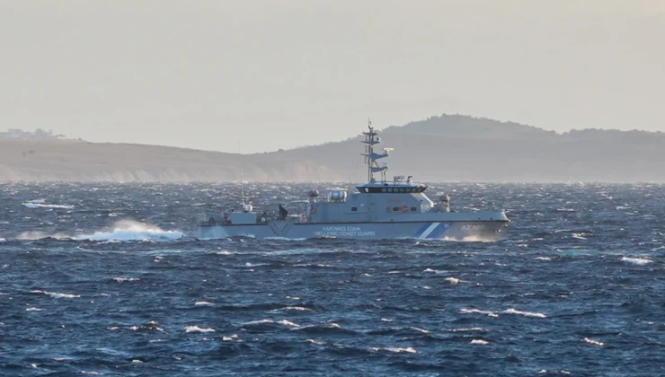 Λέσβος: Συνοδεία τουρκικών αλιευτικών έφτασε στα ελληνικά χωρικά ύδατα η βάρκα με τους μετανάστες