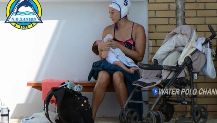 «Όταν έχεις θέληση μπορείς να τα προλαβαίνεις όλα» – Όσα αναφέρει η πολίστρια του ΝΟΧ που ταΐζει το μωρό της στο πάγκο