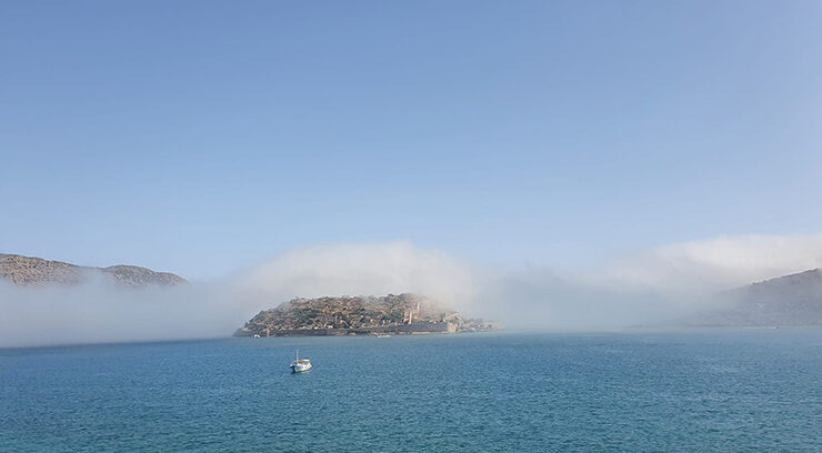 Η Σπιναλόγκα… εξαφανίστηκε από την ομίχλη – Εντυπωσιακές εικόνες