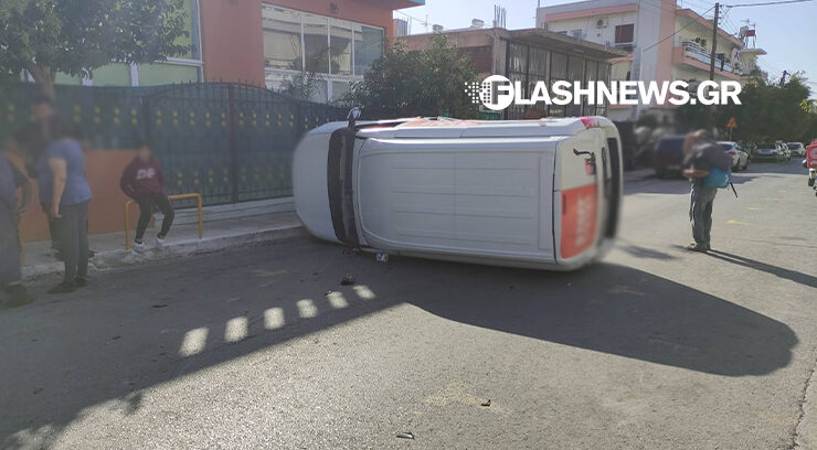 Tροχαίο ατύχημα στο κέντρο των Χανίων – Φορτηγάκι ανατράπηκε και έπεσε πάνω σε σταθμευμένο όχημα (φωτο)