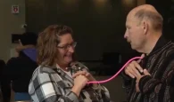 Η συγκλονιστική στιγμή που μητέρα ακούει την καρδιά της κόρης στο σώμα ενός άνδρα που του έγινε μεταμόσχευση (βίντεο)