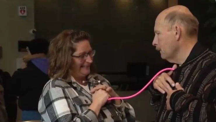 Η συγκλονιστική στιγμή που μητέρα ακούει την καρδιά της κόρης στο σώμα ενός άνδρα που του έγινε μεταμόσχευση (βίντεο)