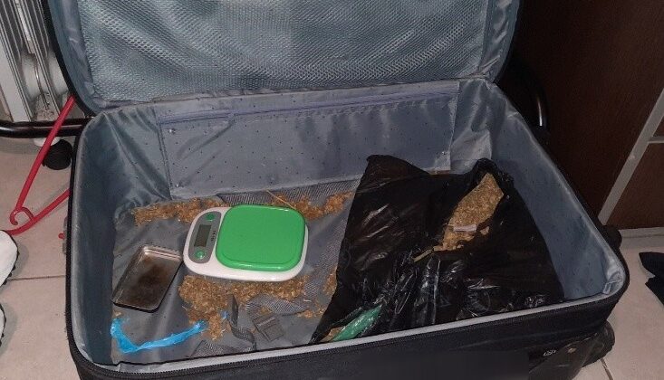 Το αυτοκίνητο και η… βαλίτσα έκρυβε σχεδόν 1 κιλό κάνναβης στο Ηράκλειο (φωτο)
