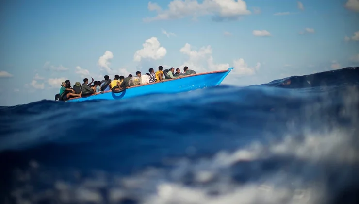 Ιταλία: Τρία αλιευτικά με 1.000 μετανάστες και πρόσφυγες κινδυνεύουν να βυθιστούν, νότια της Καλαβρίας