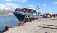 Στο λιμάνι Παλαιόχωρας το ακυβέρνητο σκάφος με εκατοντάδες μετανάστες – Μεταξύ τους δεκάδες παιδιά (φωτο-βιντεο)