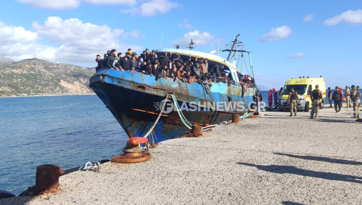 Στο λιμάνι Παλαιόχωρας το ακυβέρνητο σκάφος με εκατοντάδες μετανάστες – Μεταξύ τους δεκάδες παιδιά (φωτο-βιντεο)