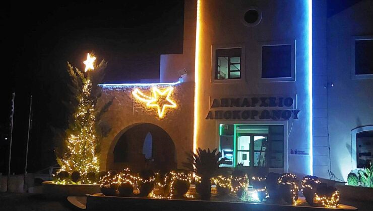 Φωταγωγήθηκε το Χριστουγεννιάτικο δέντρο στο Δημαρχείο Αποκορώνου