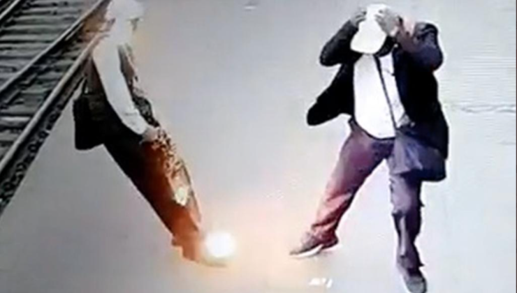 Τρομακτικό βίντεο με άντρα που παθαίνει ηλεκτροπληξία σε σταθμό τρένου από καλώδιο που πέφτει ξαφνικά