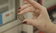 Βρετανία: Κυκλοφόρησαν τα πρώτα νομίσματα με το πορτρέτο του Καρόλου