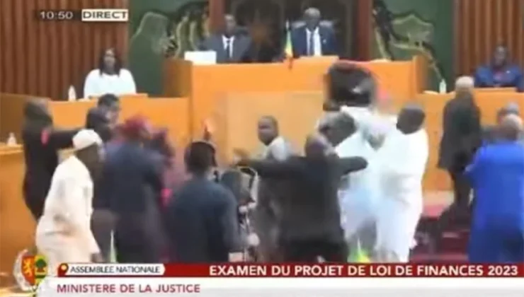 Σενεγάλη: Ξύλο και… καρεκλιές στη Βουλή – Βουλευτής χαστούκισε γυναίκα και ακολούθησε χάος