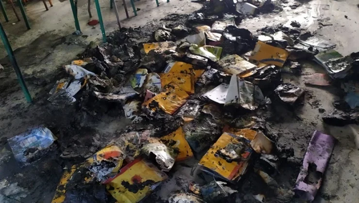 Βανδάλισαν δημοτικό σχολείο στην Καρδίτσα: Έκαψαν βιβλία και κατέβασαν την ελληνική σημαία