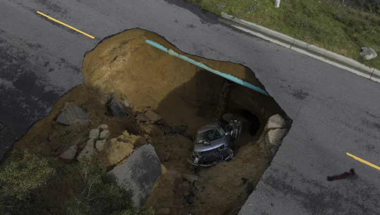 Κακοκαιρία στην Καλιφόρνια: Τεράστια τρύπα κατάπιε δύο αυτοκίνητα – Στήθηκε επιχείρηση διάσωσης