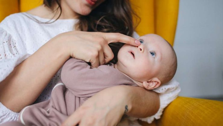Πώς θα καθαρίσετε σωστά τη μύτη του μωρού σας;