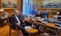 Συνάντηση του Υπουργού Εθνικής Άμυνας με τον Μανούσο Βολουδάκη για θέματα των Χανίων
