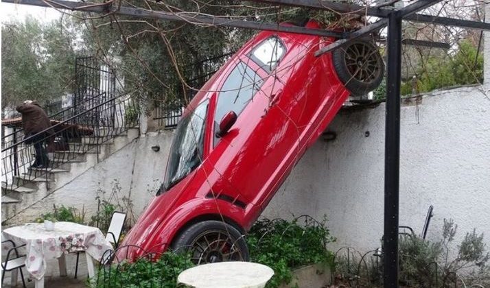 Θεσσαλονίκη: Αυτοκίνητο έφυγε από το δρόμο και κατέληξε σε αυλή σπιτιού