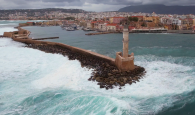 Η «Μπάρμπαρα» σφυροκοπά το ενετικό λιμάνι των Χανίων (βίντεο)