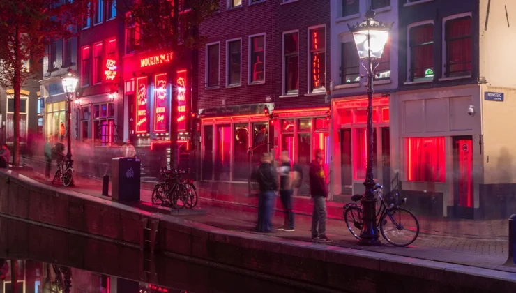 «Μαριχουάνα-στοπ» στη συνοικία του Άμστερνταμ με τα «κόκκινα φανάρια»