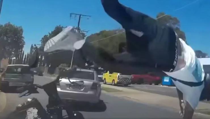Αυστραλία: Σοκαριστικό τροχαίο όταν οδηγός μηχανής εκσφενδονίστηκε έπειτα από σφοδρή σύγκρουση (βίντεο)