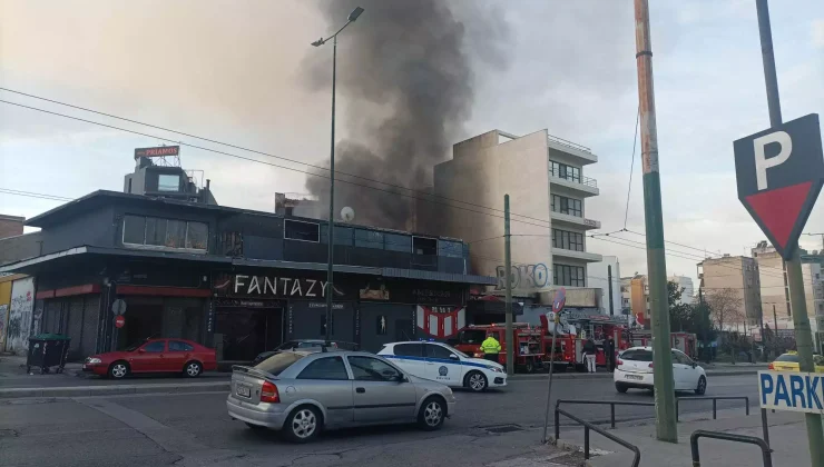 Μεγάλη φωτιά σε νυχτερινό μαγαζί στο Γκάζι – Κλειστή η άνοδος της Πειραιώς