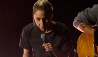 Η εμφάνιση – έκπληξη της Lady Gaga στα Όσκαρ 2023 – Το φυσικό λουκ με T-shirt και σκισμένο τζιν στη σκηνή