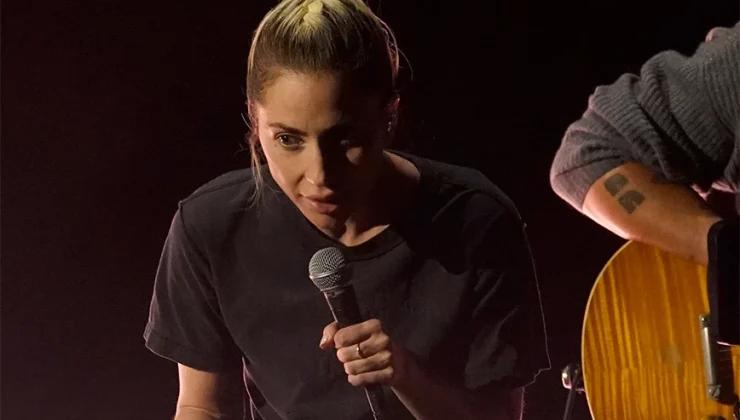 Η εμφάνιση – έκπληξη της Lady Gaga στα Όσκαρ 2023 – Το φυσικό λουκ με T-shirt και σκισμένο τζιν στη σκηνή