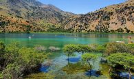 Λίμνη Κουρνά: Ένα ειδυλλιακό τοπίο στην «αγκαλιά» ψηλών βουνών και καταπράσινων ελαιώνων στα Χανιά