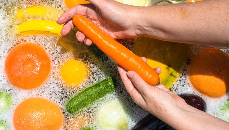 Μην κάνετε ποτέ αυτό πριν πλύνετε φρούτα και λαχανικά: Τι προειδοποιεί το CDC